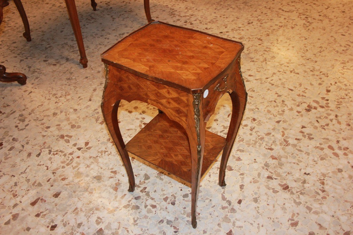 Petite Table De Salon Française De Style Louis XV Richement Incrustée Avec Tiroir Du 1800