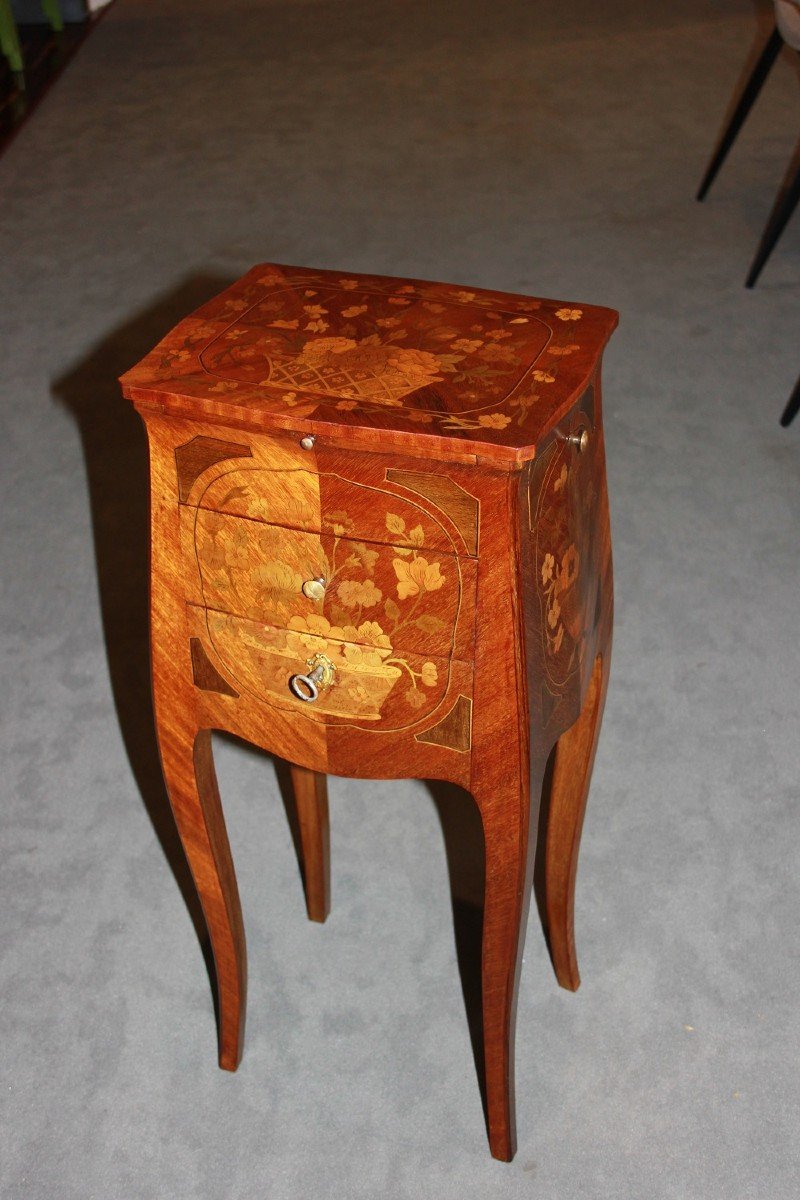 Table De Chevet Française Du XIXe Siècle, Richement Incrustée En Bois De Rose, Style Louis XV