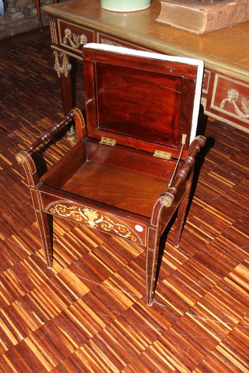 Victorian Style English Bedroom Pouffe Stool From The 1800s-photo-1