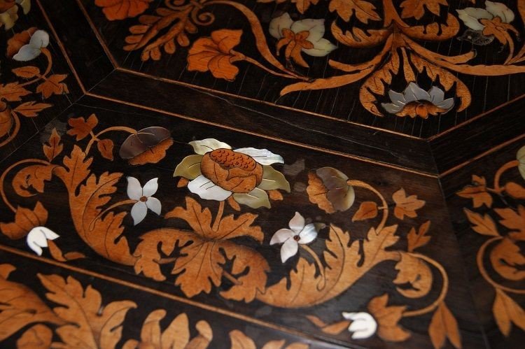 Dutch Octagonal Table From The Early 1800s In Rosewood Decorated With Rich Mother-of-pearl -photo-3