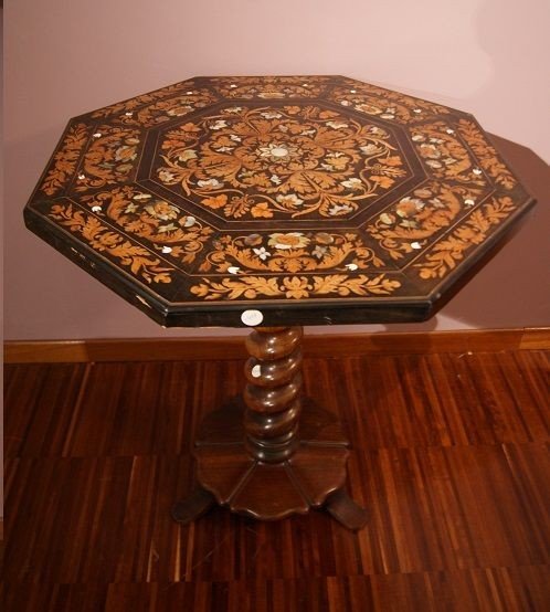 Dutch Octagonal Table From The Early 1800s In Rosewood Decorated With Rich Mother-of-pearl 