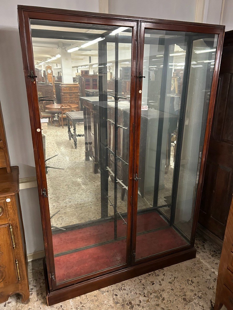 English Display Cabinet From The Late 19th Century In Mahogany