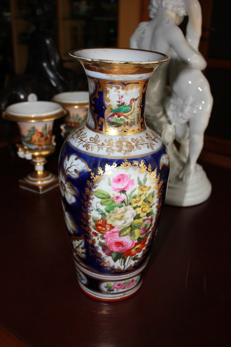 Vase En Porcelaine Française Du 1800 Décoré De Motifs Floraux