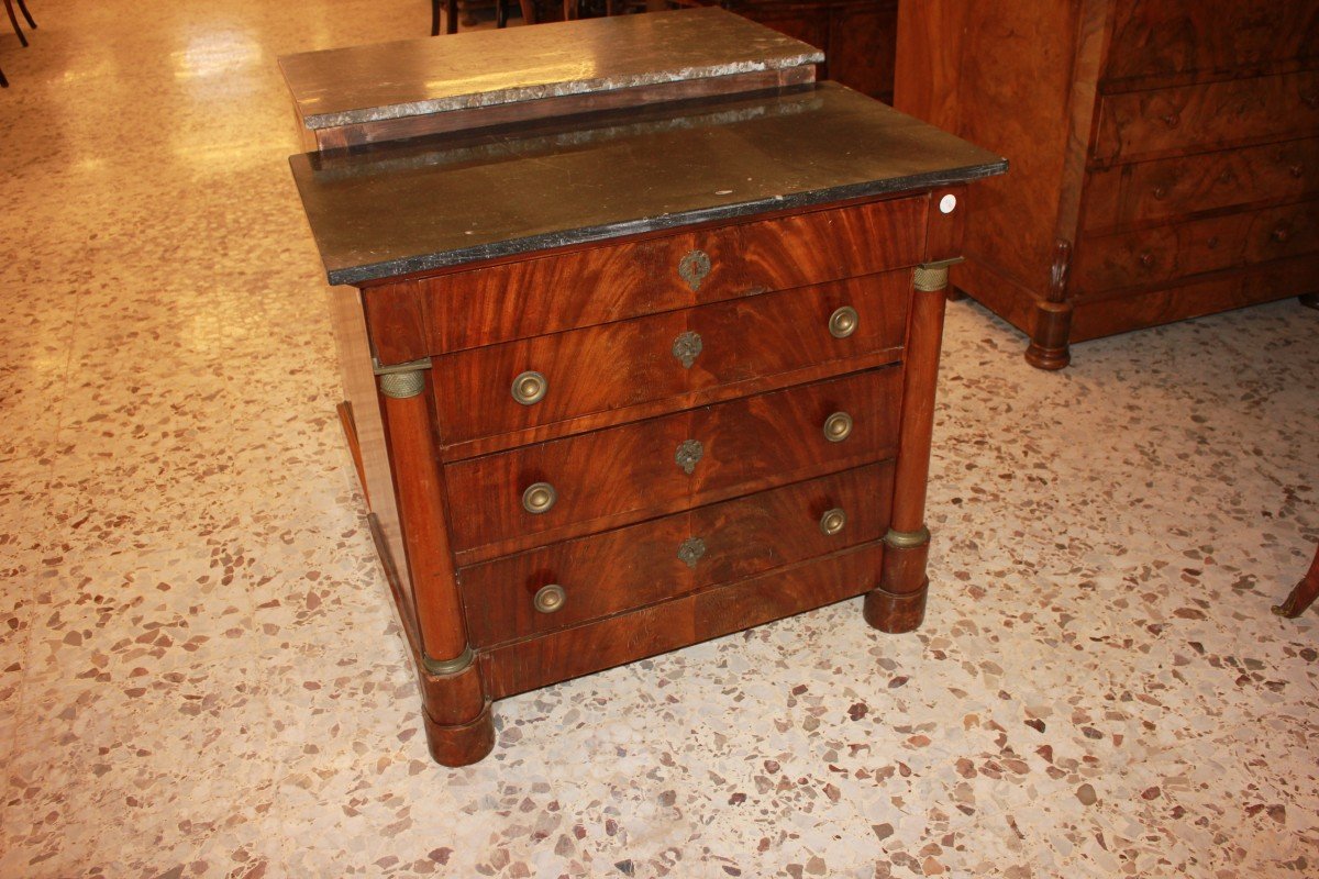 Petite Commode Française De Style Empire En Acajou Et Placage d'Acajou