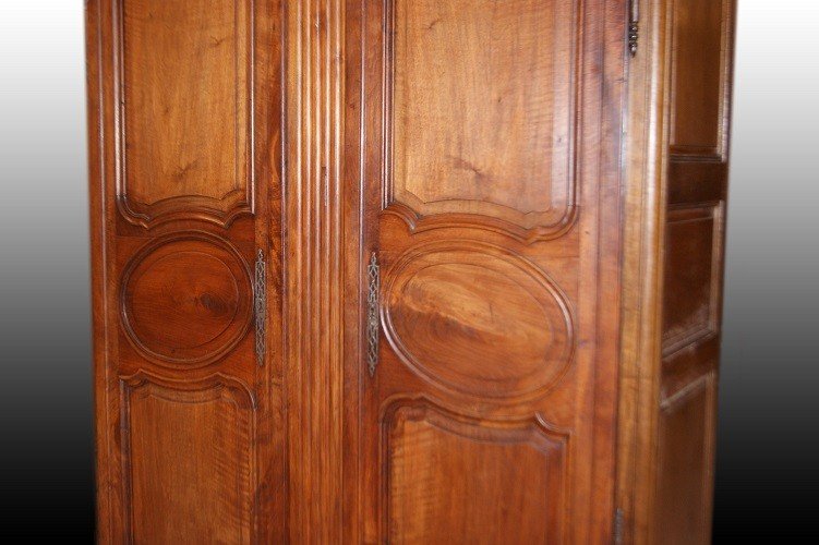 Large French Armoire From The Late 1700s, Provençal Style, In Walnut-photo-4