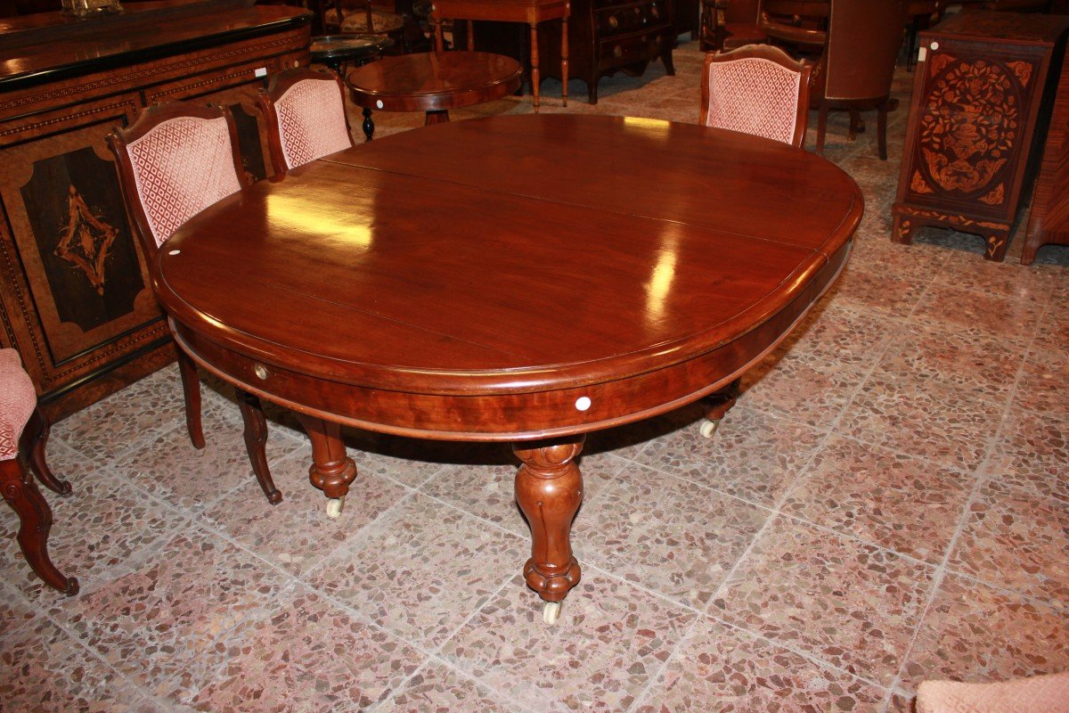 Extendable Oval Table In Victorian Style From The 19th Century In Mahogany