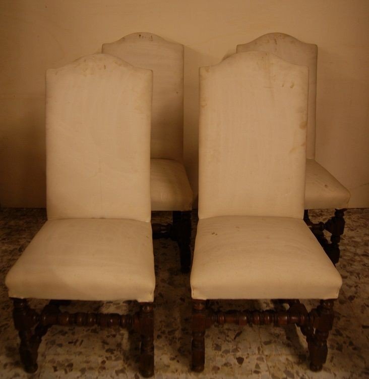 Group Of 4 Italian Spool Chairs From The 1700s In Walnut Wood. Seat And Back Upholstered In Whi