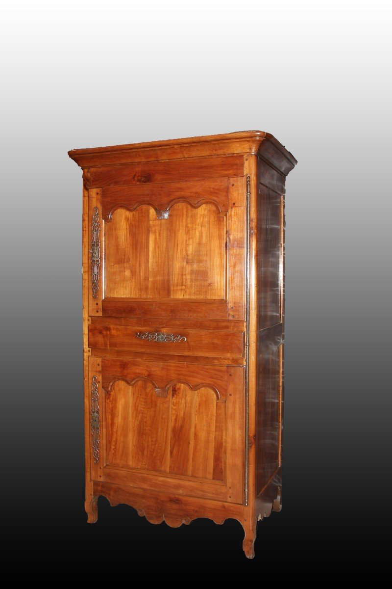 Armoire étroite Française Bois De Cerisier De La Moitié Du XIXe Siècle Avec 2 Portes Fermées 