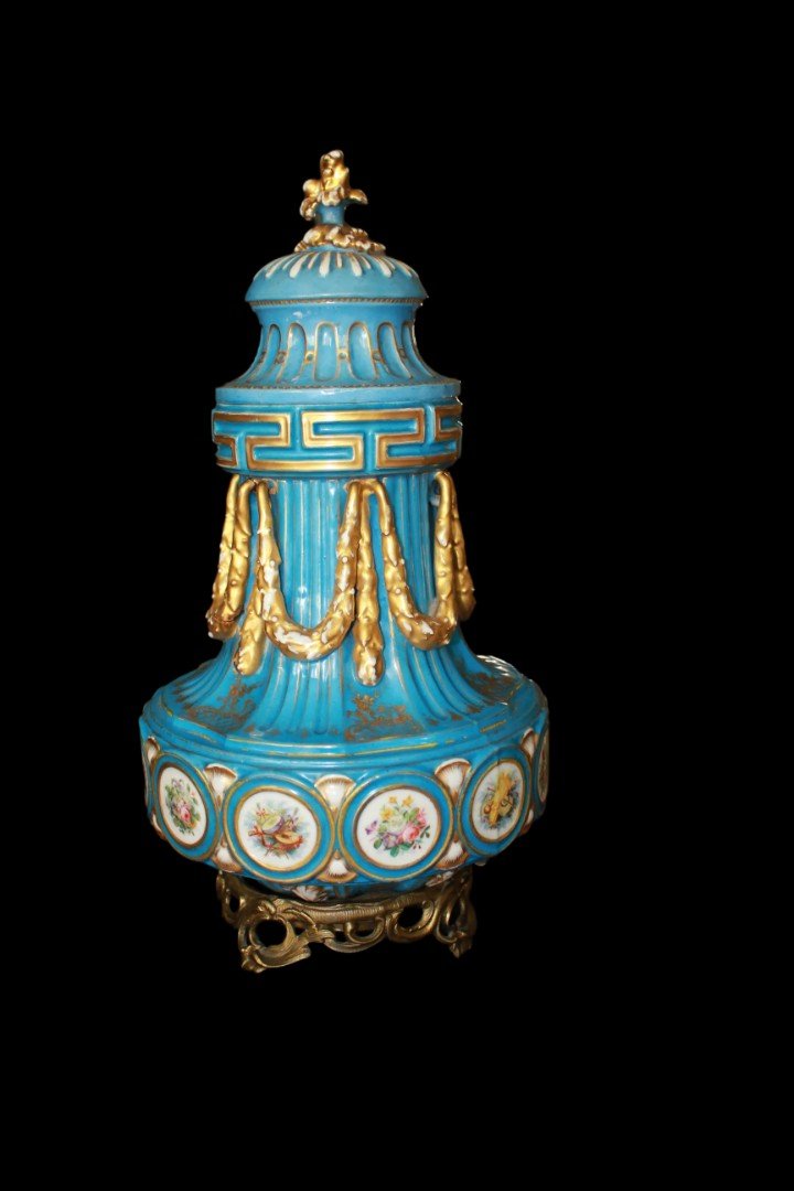 Vase Monofiore En Porcelaine De Sèvres Du XIXe Siècle