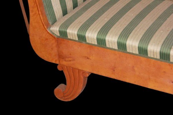 Canapé d'Europe Du Nord De Style Biedermeier Du 19e Siècle En Bois De Bouleau Motifs Sculptés-photo-1