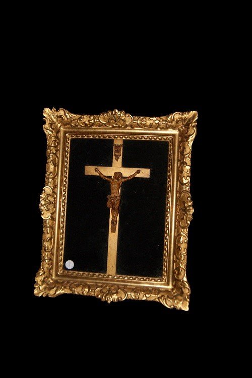 Crucifix Français Du Début Des Années 1800 Avec Le Christ En Bois Et Un Magnifique Cadre Doré