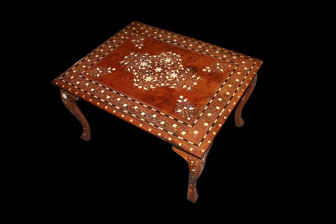 Table Basse Syrienne En Bois De Teck Avec Riche Marqueterie – Début XXe Siècle