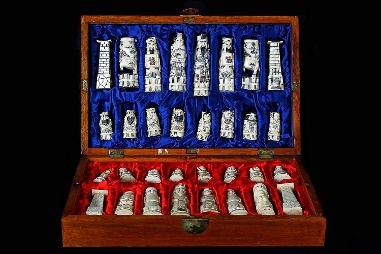 Antique 20th Century Chinese Chess Board With Mammoth Ivory Pieces. Origin: China Period: 20th -photo-2