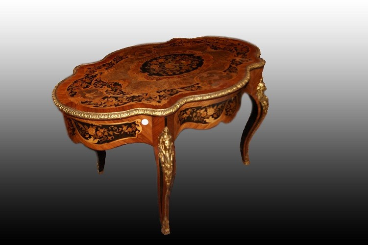 Superb French Living Room Table From The Mid-1800s, Louis XV Style, In Bois De Rose Wood, Walnu