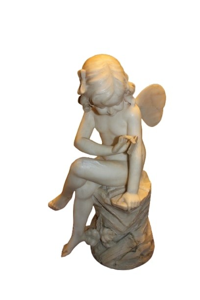 Putto Français en Marbre Blanc – Seconde Moitié du XIXe Siècle, Sculpture Ailée sur Piédestal