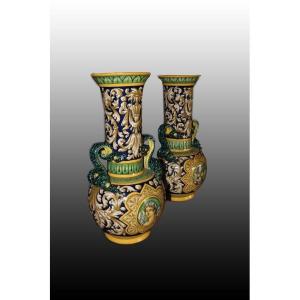 Paire De Vases Italiens Du Début Des Années 1900 En Majolique De Style Néo-renaissance