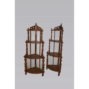 Set Of 2 Italian Corner étagères From The Early 19th Century In Walnut, In Luigi Filippo Style