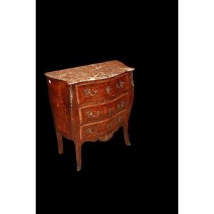 Commode Louis XV Ventru Du XIXe Siècle Richement Incrustée Avec 3 Tiroirs