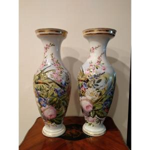 Ensemble De Deux Vases De La Vieille Paris Décorés Des Années 1800, Blancs Avec Motifs Floraux