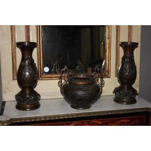 Triptych Consisting Of 3 Chinese Bronze Vases From The 19th Century Depicting Scenes With Wild 