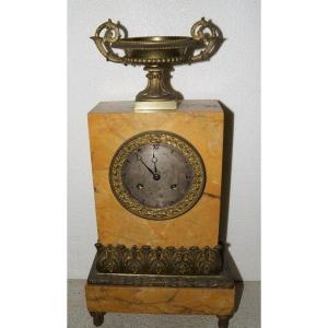 Horloge Penduele Française De Style Empire Du XIXe Siècle En Marbre Jaune De Sienne