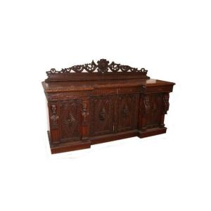 Large Mid-1800s Scottish Sideboard, Tudor Style, In Oak Wood. It Has 4 Doors And 4 Drawers