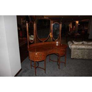 Large English Dressing Table From The Mid-1800s, Sheraton Style, In Satinwood. It Features 