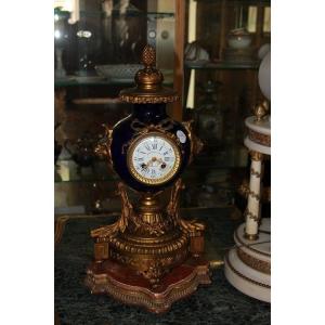 Horloge De Table Française Du 19ème Siècle En Bois, Bronze Et Opaline Bleue