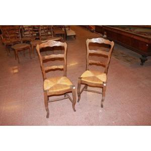 Groupe De 18 Chaises Provençales En Bois De Noyer Avec Assise En Paille De Rivière