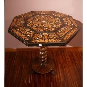 Dutch Octagonal Table From The Early 1800s In Rosewood Decorated With Rich Mother-of-pearl 
