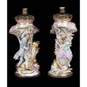  Paire De Lampes En Porcelaine Du Vieux Paris Des Années 1800 Aux Personnages Nobles