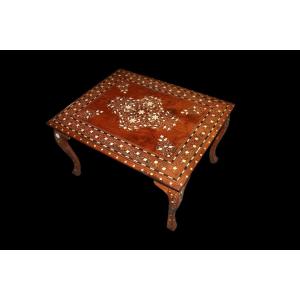 Table Basse Syrienne En Bois De Teck Avec Riche Marqueterie – Début XXe Siècle