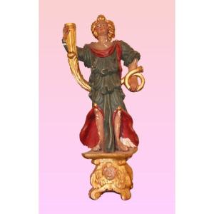 Pair Of Italian Woodcarvings From The Early 1700s. Representing 2 Cherubs Holding Trumpets Gild