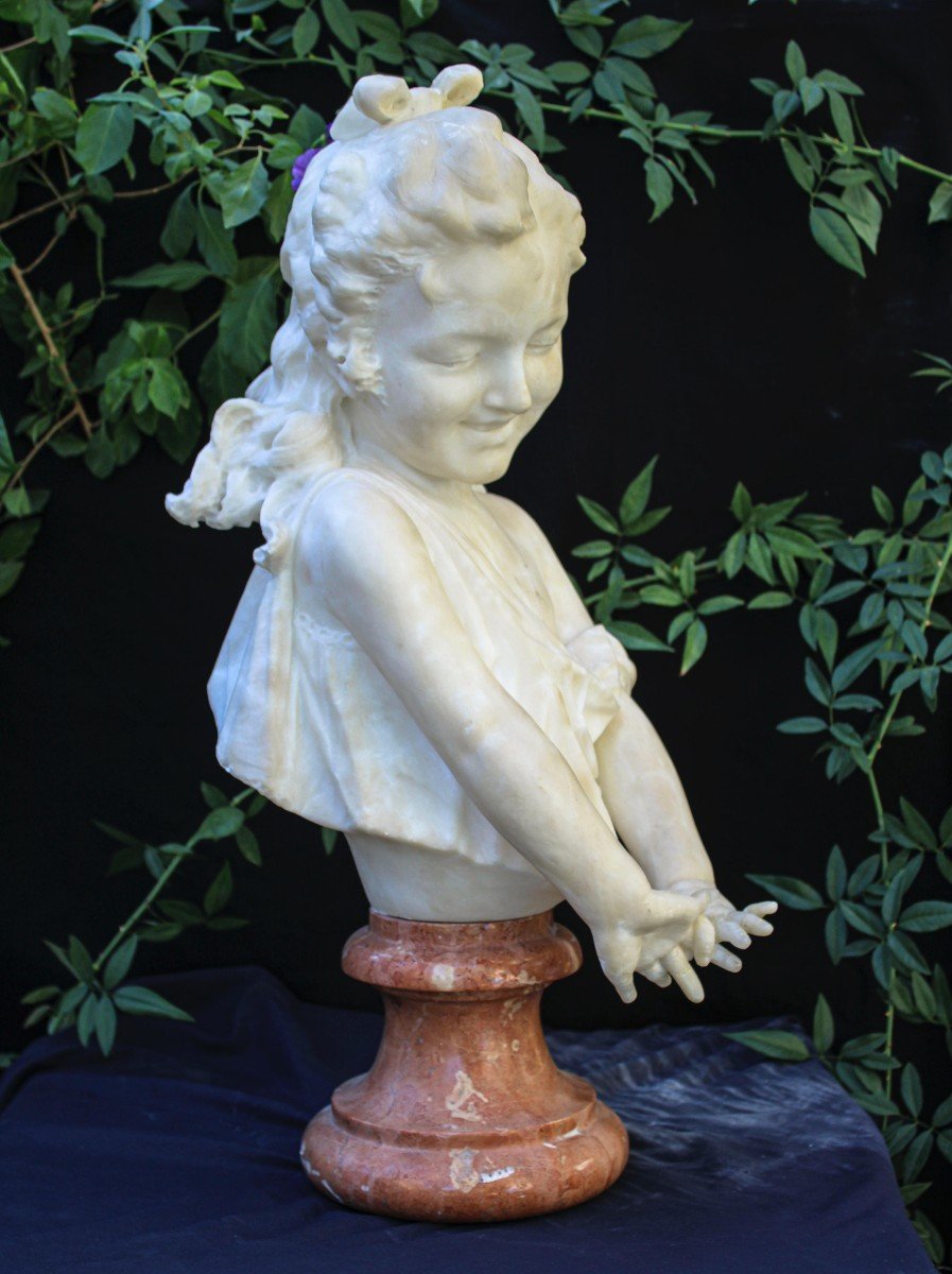 Smiling Girl With Crossed Hands Marble -photo-2