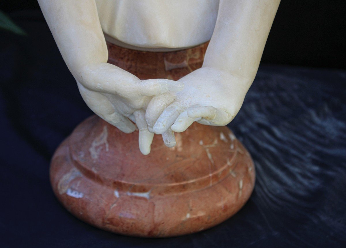 Smiling Girl With Crossed Hands Marble -photo-3