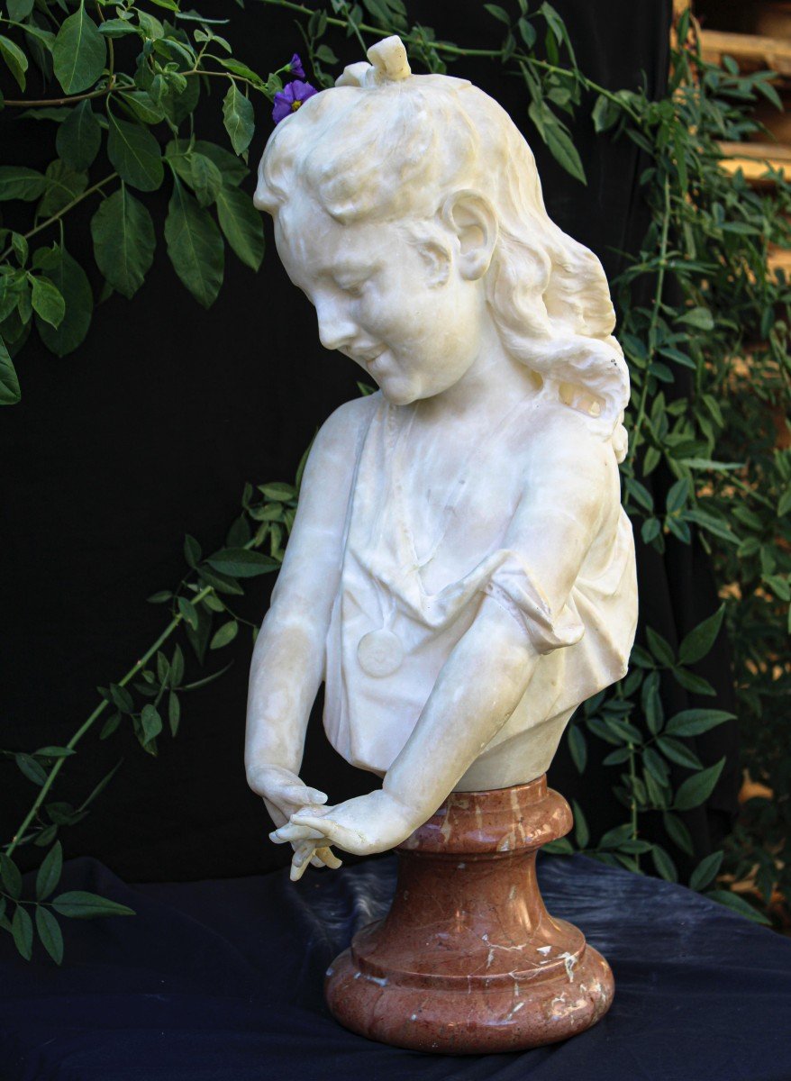 Smiling Girl With Crossed Hands Marble -photo-3