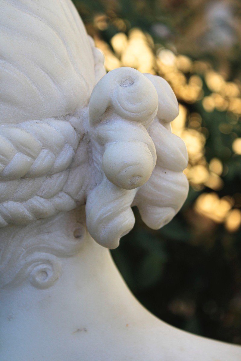 Bust Depicting A Smiling Lady Marble-photo-3