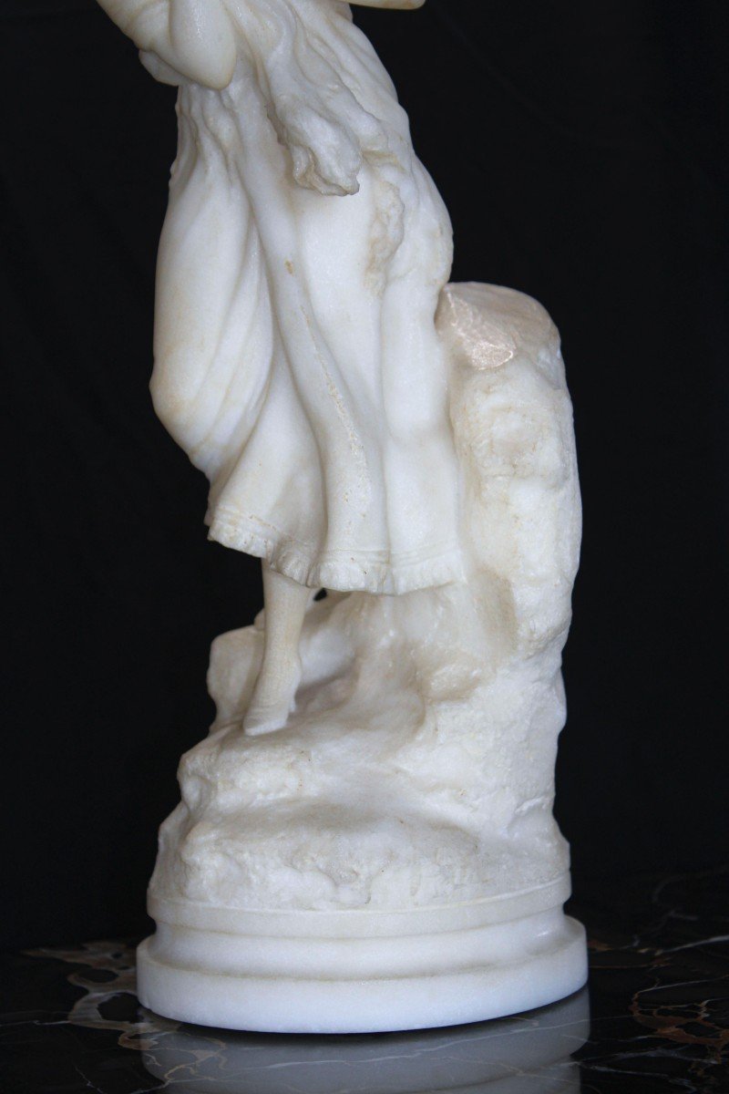 Statue Depicting Young Peasant Woman Smiling Marble -photo-8