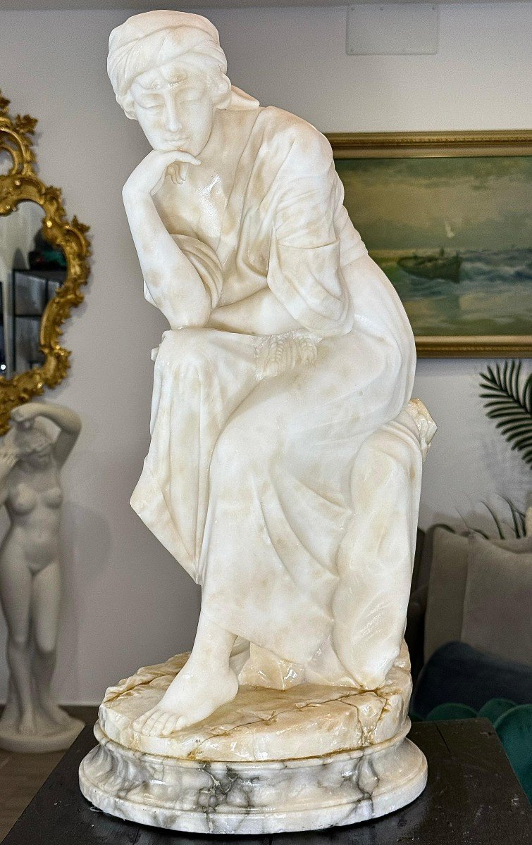 Statue Impressionnante Représentant Une Dame Assise, Une Main Sur Le Menton Marbre-photo-3