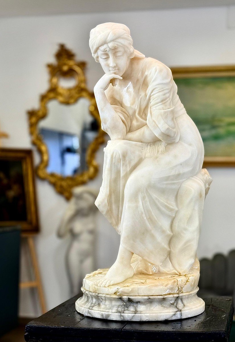 Statue Impressionnante Représentant Une Dame Assise, Une Main Sur Le Menton Marbre