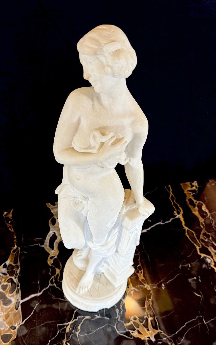 Statue Représentant Une Fille Nue En Marbre Blanc De Carrare -photo-1