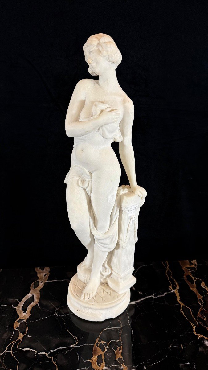 Statue Représentant Une Fille Nue En Marbre Blanc De Carrare 