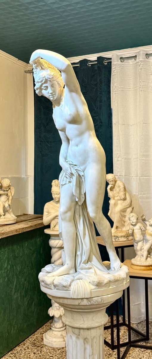 Great And Large Statue Depicting A Classic Baigneuse Marbre