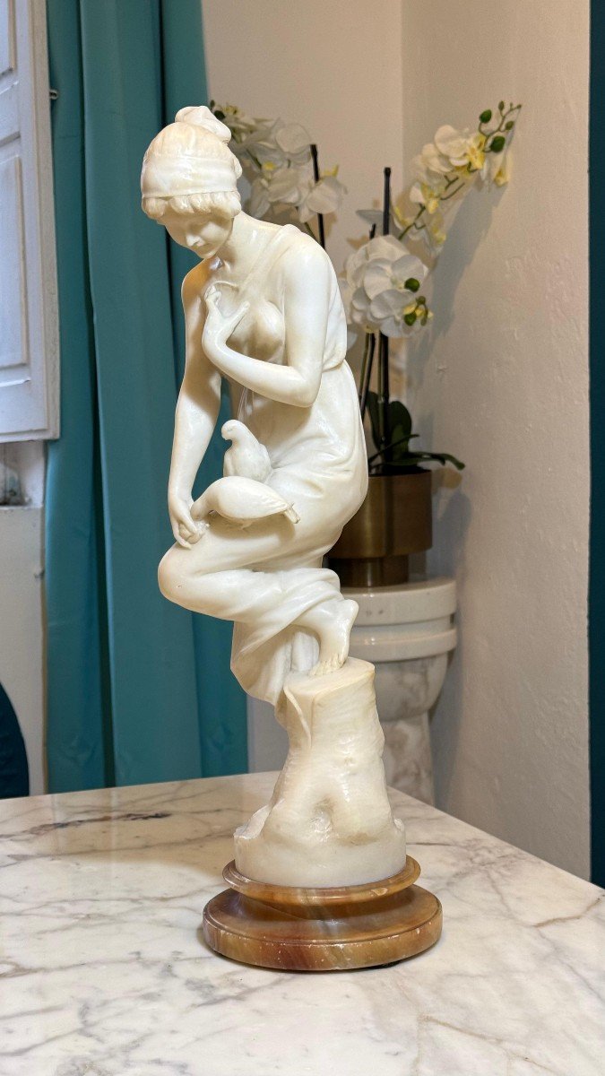 Statue Représentant Une Fille Jouant Avec Deux Colombes Marbre-photo-2