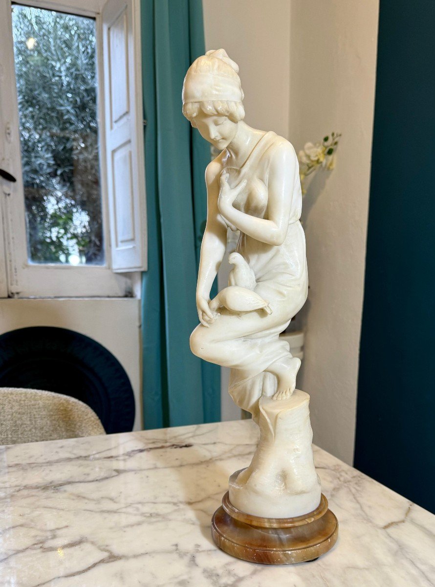 Statue Représentant Une Fille Jouant Avec Deux Colombes Marbre-photo-3