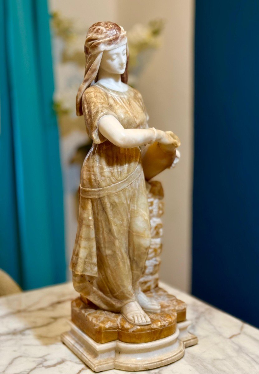 Statue Représentant Une Jeune Fille Avec Une Amphore à La Main Marbre Carrara-photo-2