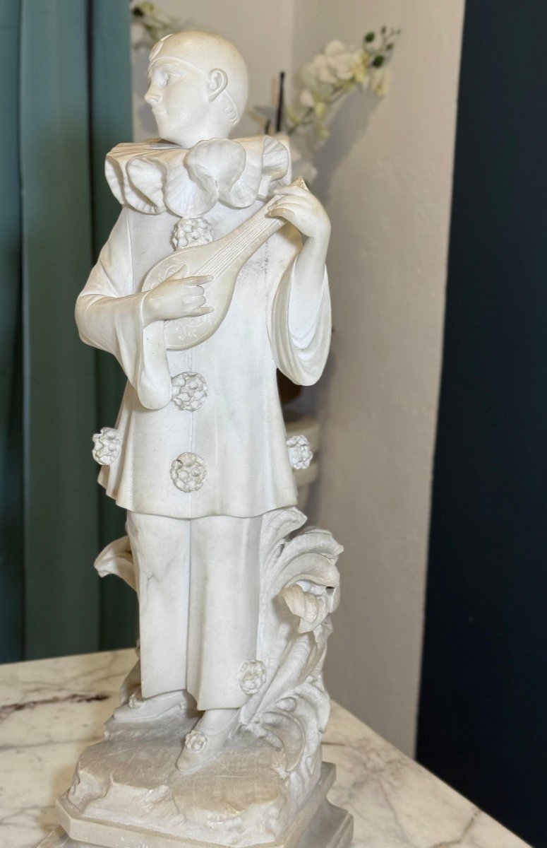 Statue Depicting Pierrot With Mandolin Marble-photo-2