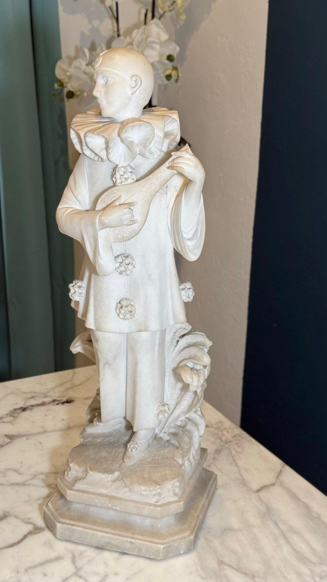 Statue Depicting Pierrot With Mandolin Marble-photo-3