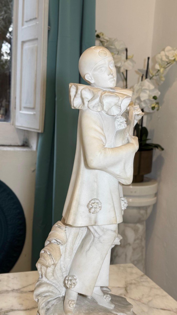 Statue Depicting Pierrot With Mandolin Marble-photo-1