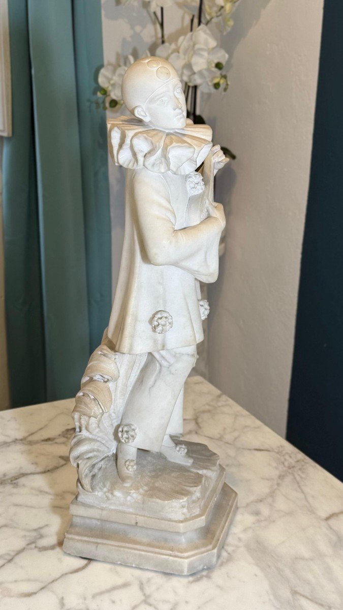 Statue Depicting Pierrot With Mandolin Marble-photo-2